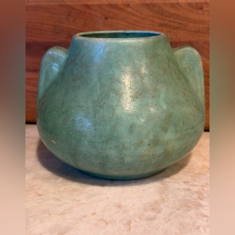 Vintage 30โs McCoy art deco vase brushed vellum
Green